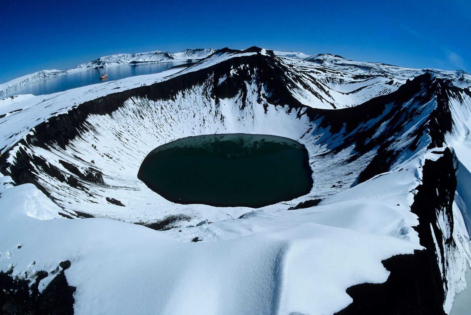 Cráter volcánico nevado